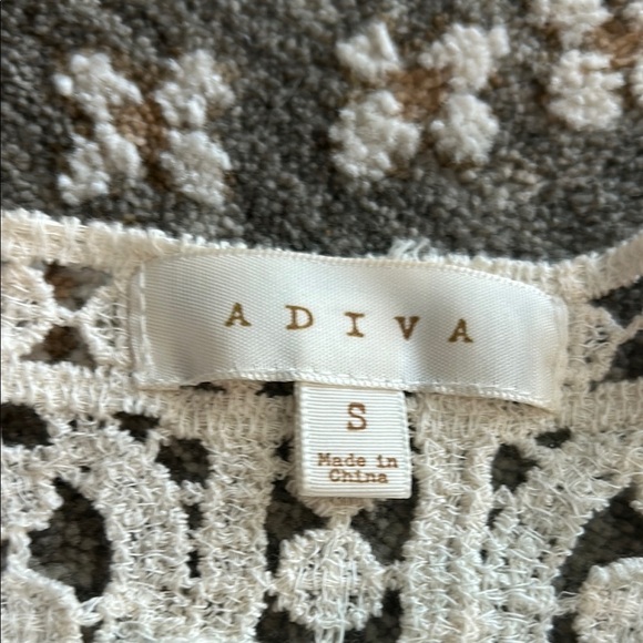 Adiva Cream Lace Fitted Cap Sleeve Blouse - Picture 2 of 5